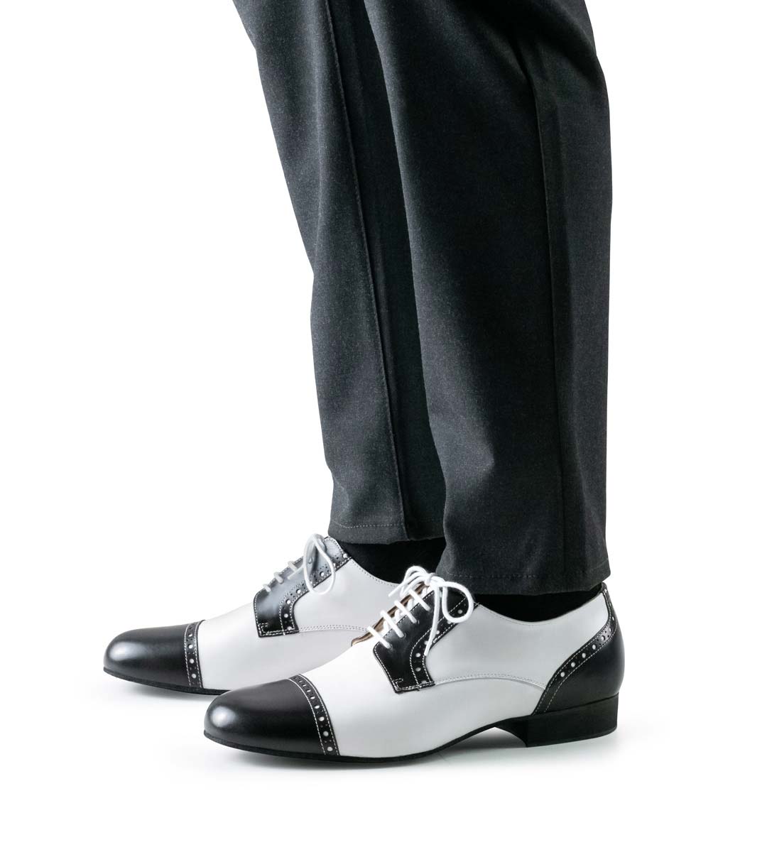 Bergamo Chaussures de danse pour hommes Werner Kern de 2 cm de hauteur combinées à un pantalon noir