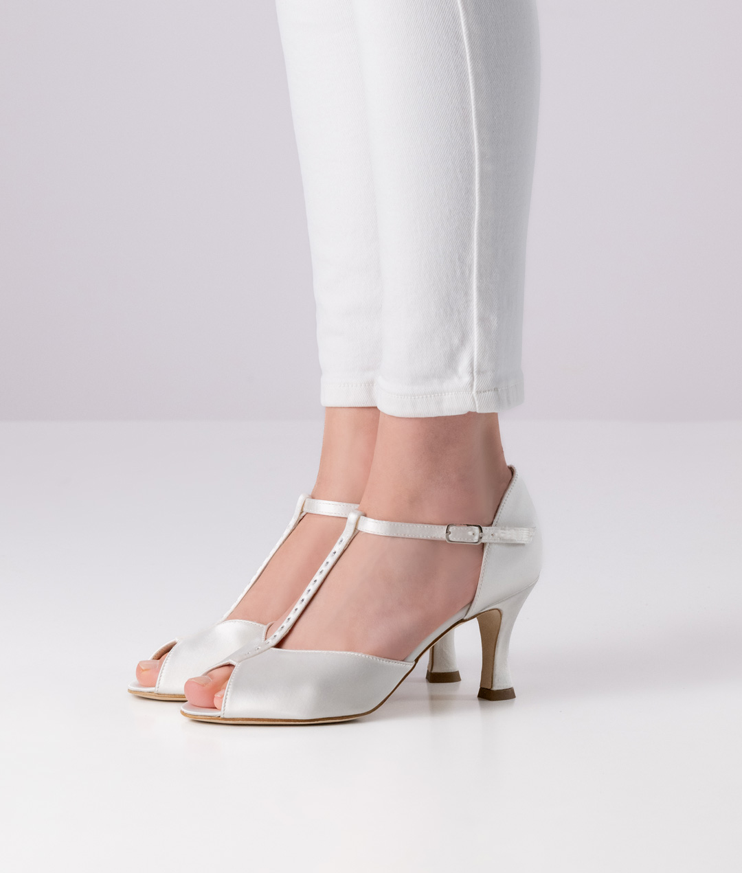 Chaussures de danse blanches Mona avec semelle en cuir et talon de 6 cm, T-strap et peep toe de Werner Kern.