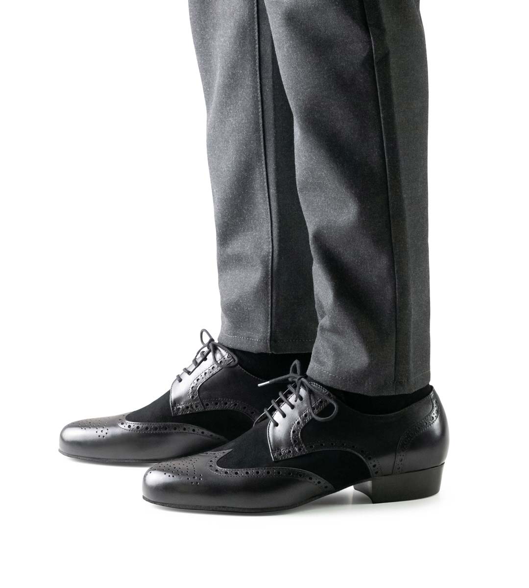 Udine pantalon gris associé à des chaussures de tango noir de Werner Kern