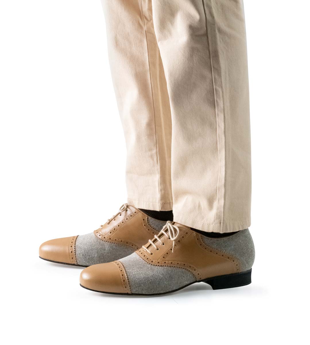 Tadil Chaussures de danse pour hommes Nueva Epoca de 2 cm de haut en combinaison avec un pantalon beige