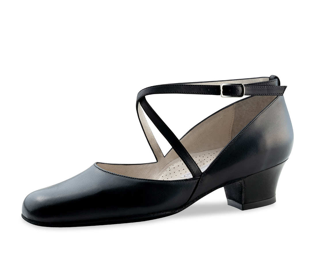 Chaussure de danse fermée en cuir nappa noir avec petit talon carré et coupe confortable de Werner Kern.