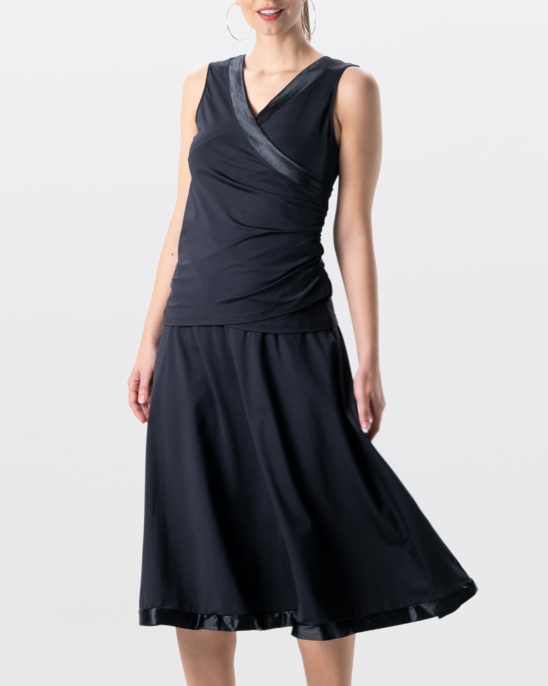 Jupe de danse Sari Jupe de danse ample mi-longue noire de Werner Kern avec bordure en satin à l'ourlet, pour tous les types de danse.