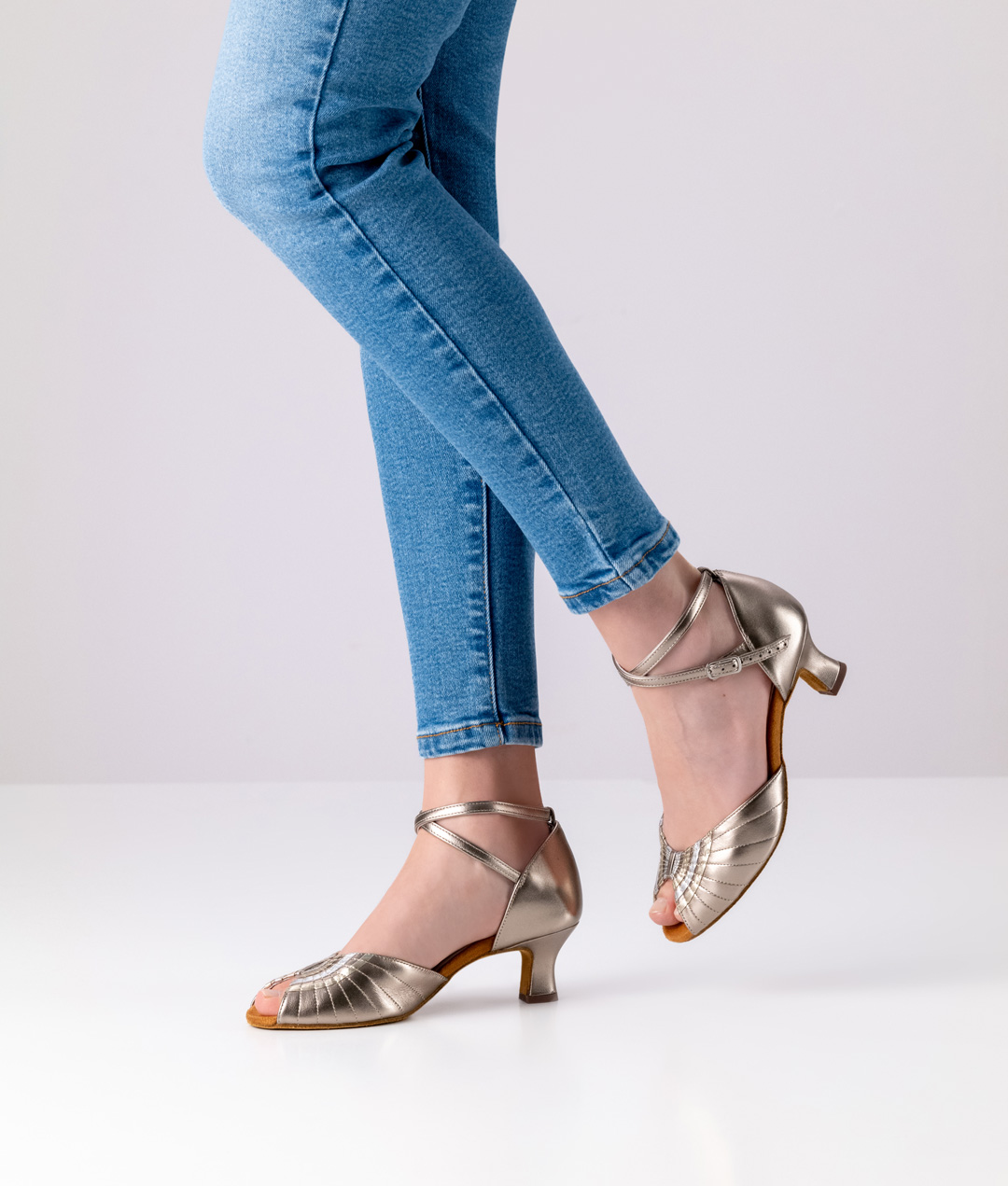 Chaussure de danse d'Anna Kern en cuir nappa de couleur antique et talon de 5 cm. De belles coutures décoratives confèrent à la chaussure Corinne une élégance particulière.