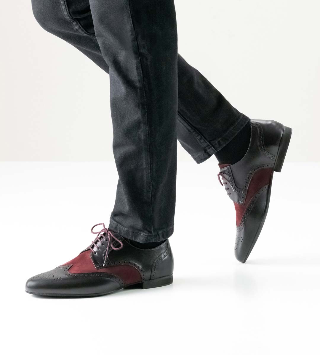Chaussures de danse pour hommes en noir et bordeaux pour la salsa par Werner Kern