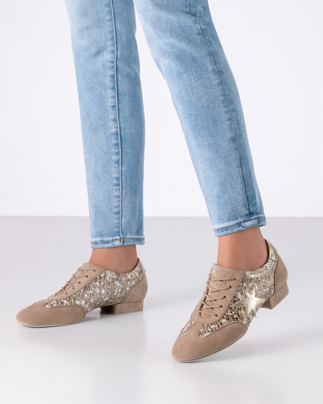 Ariana - COMING SOON Chaussures de danse d'entraînement beiges brillantes à lacets avec semelle fendue de Werner Kern