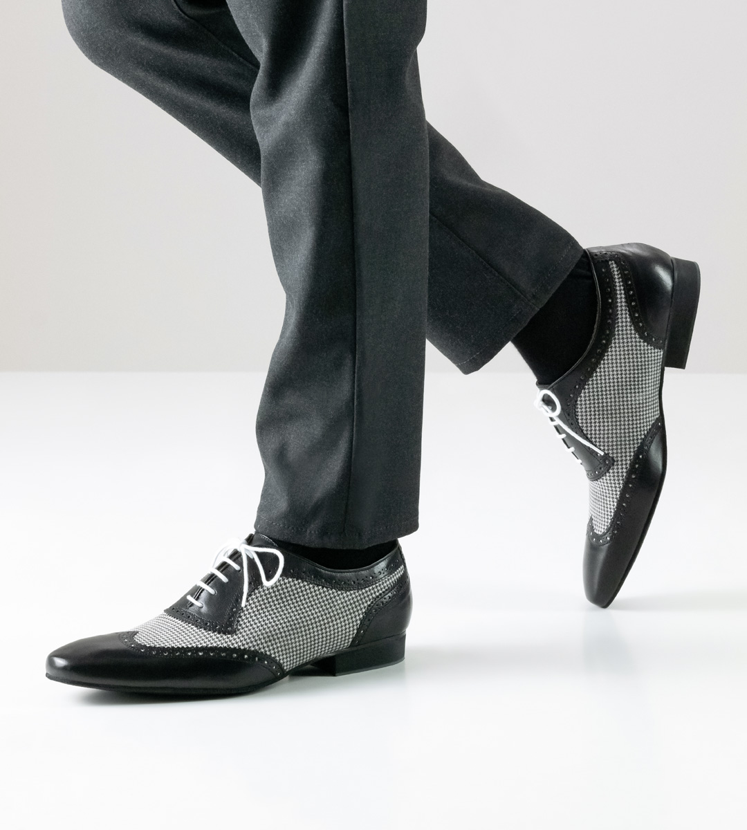 Chaussures de danse pour hommes en combinaison noire et blanche de Nueva Epoca