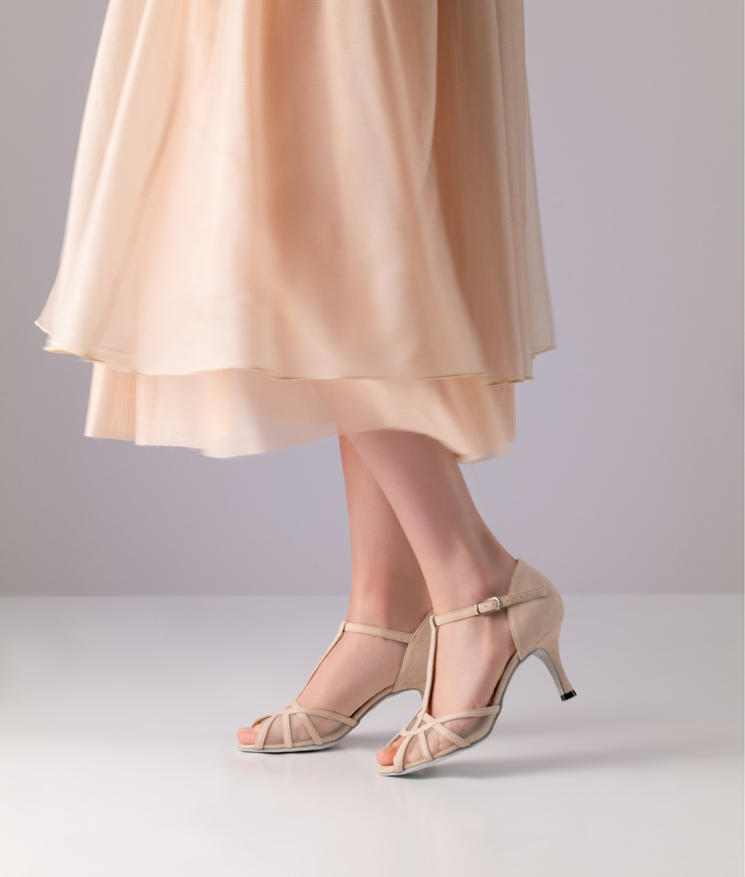 Nuria Chaussure de danse ouverte et élégante en daim beige brillant avec un talon de 7 cm de Nueva Epoca avec une bride en T.