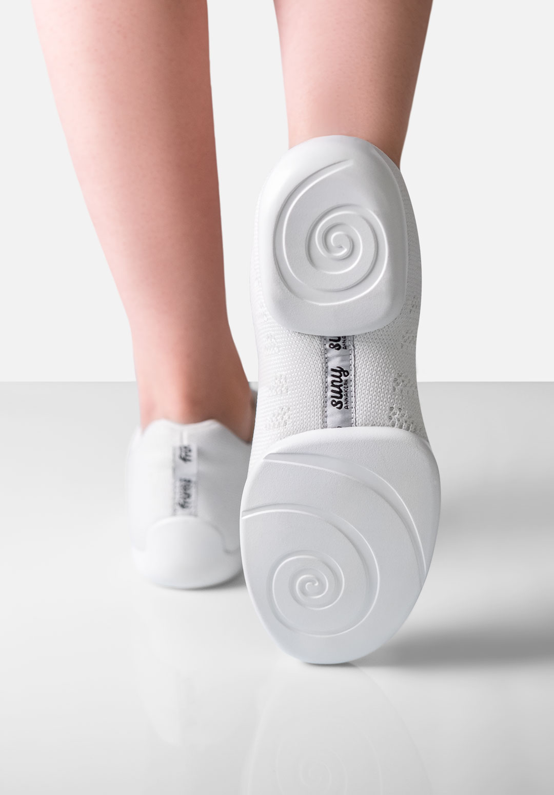 Baskets de danse pour femmes, blanches, Suny by Anna Kern 160, matériau tricoté fin, semelle fendue, utilisation polyvalente.