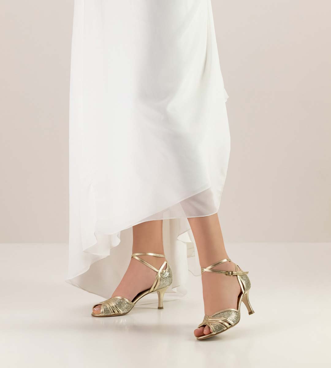 Scarlet Chaussure de mariée de Nueva Epoca avec un talon de 6 cm en combinaison avec une robe de mariée blanche