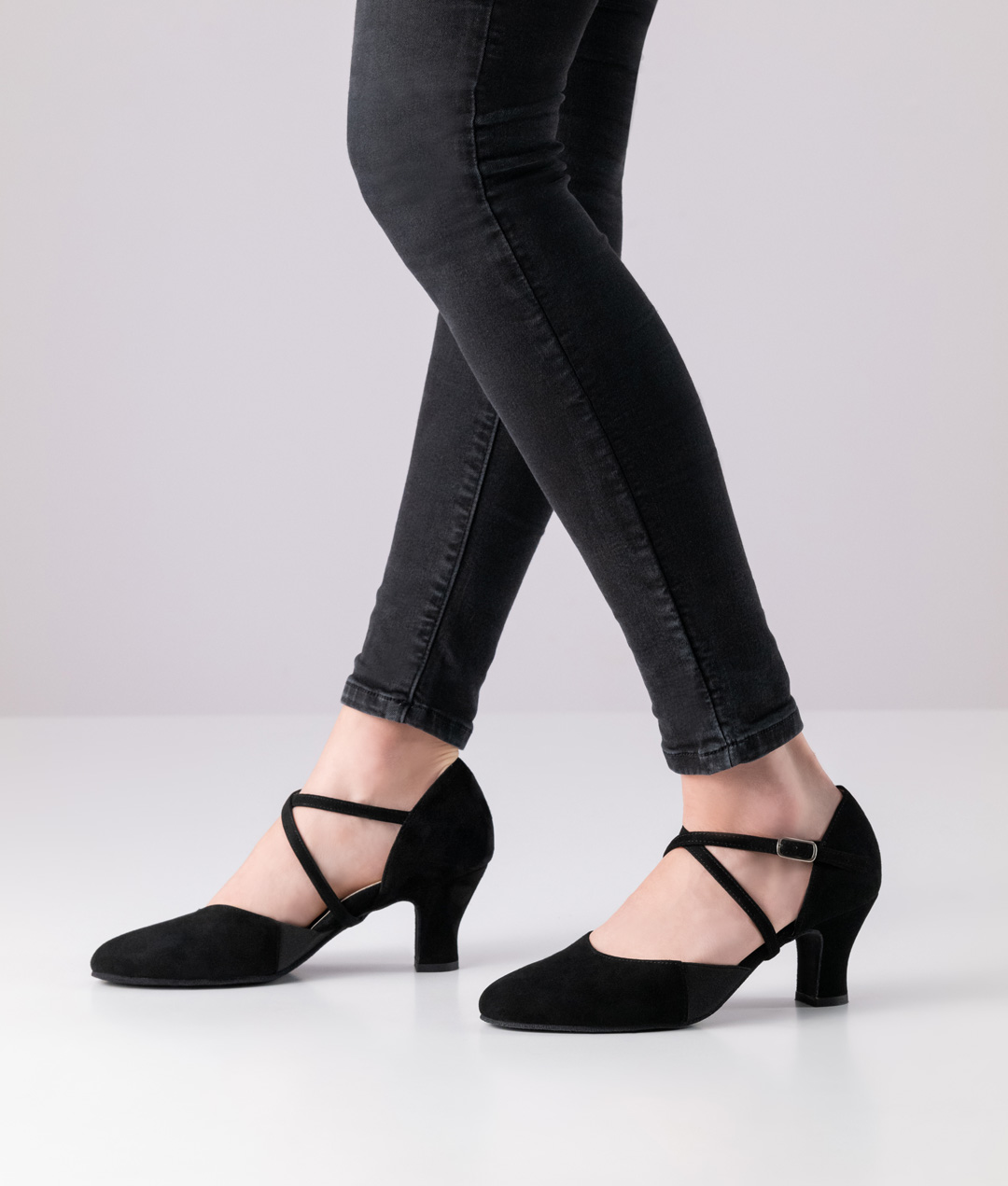 Ronja Chaussure de danse fermée et confortable pour pieds à exigences particulières, en daim particulièrement souple, avec un talon de 6 cm.