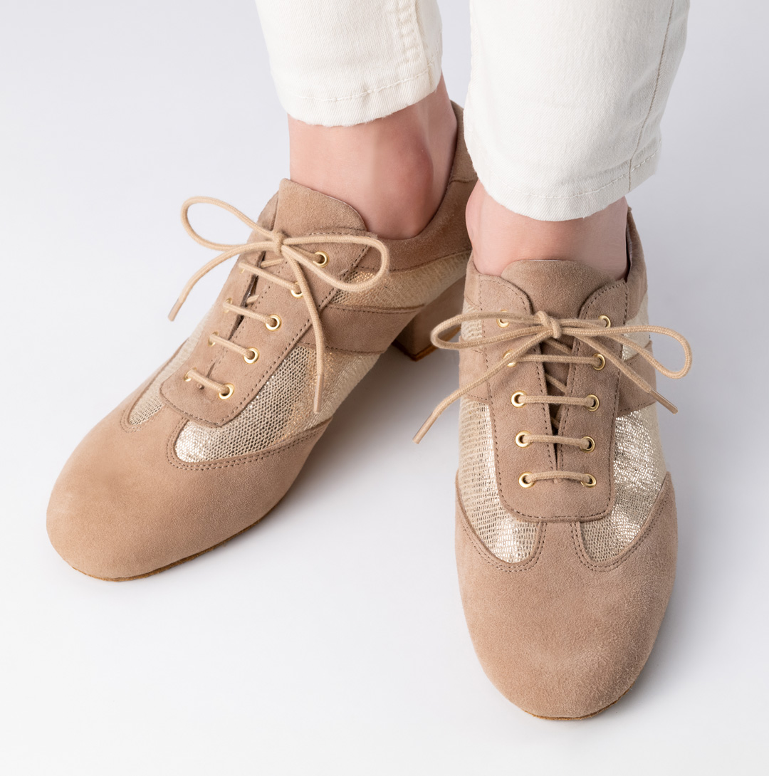 Baskets de danse d'entraînement par Anna Kern en cuir beige et doré avec semelle divisée et talon de 3,5 cm. Baskets de danse d'entraînement par Anna Kern en cuir beige et doré avec semelle divisée et talon de 3,5 cm.