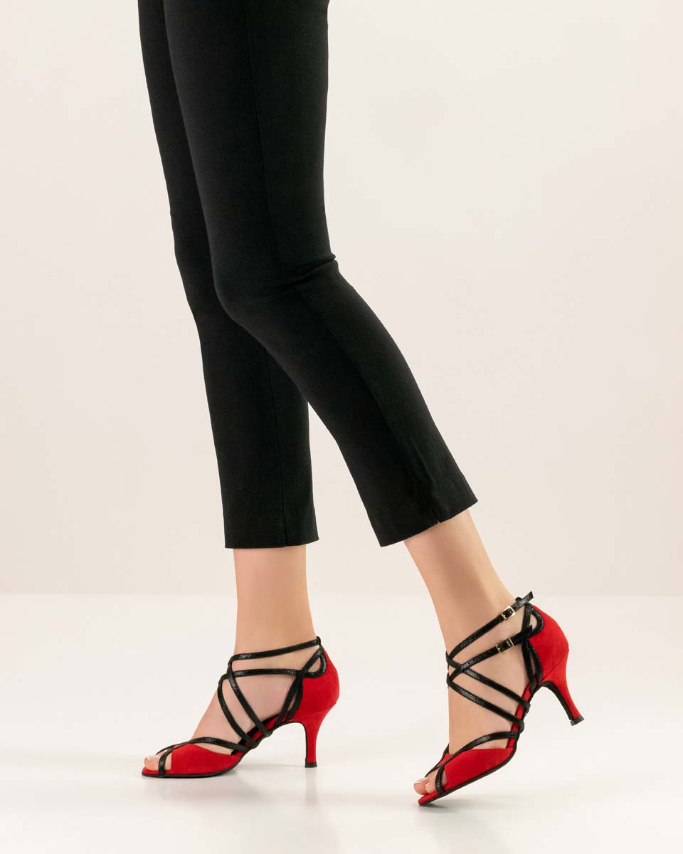 Cosima Chaussure de danse pour femme de Nueva Epoca avec doubles brides en combinaison avec un pantalon noir