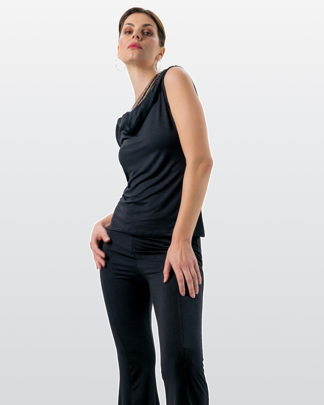 Mannequin posant en haut de danse Auri et pantalon de danse Nisha de Werner Kern