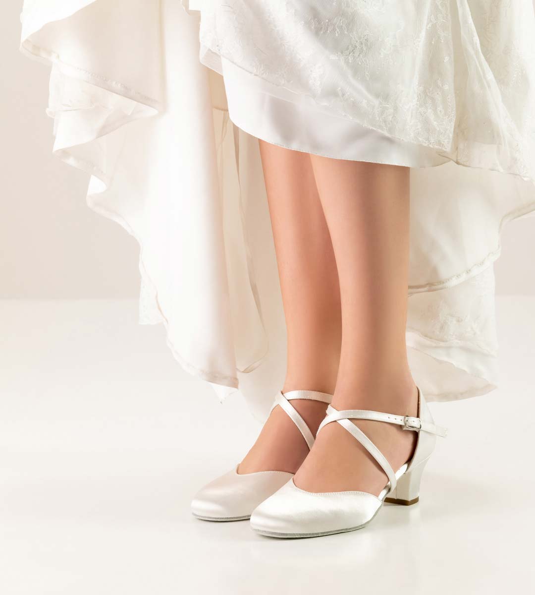 Felice robe de mariée blanche associée à la chaussure de mariée Werner Kern