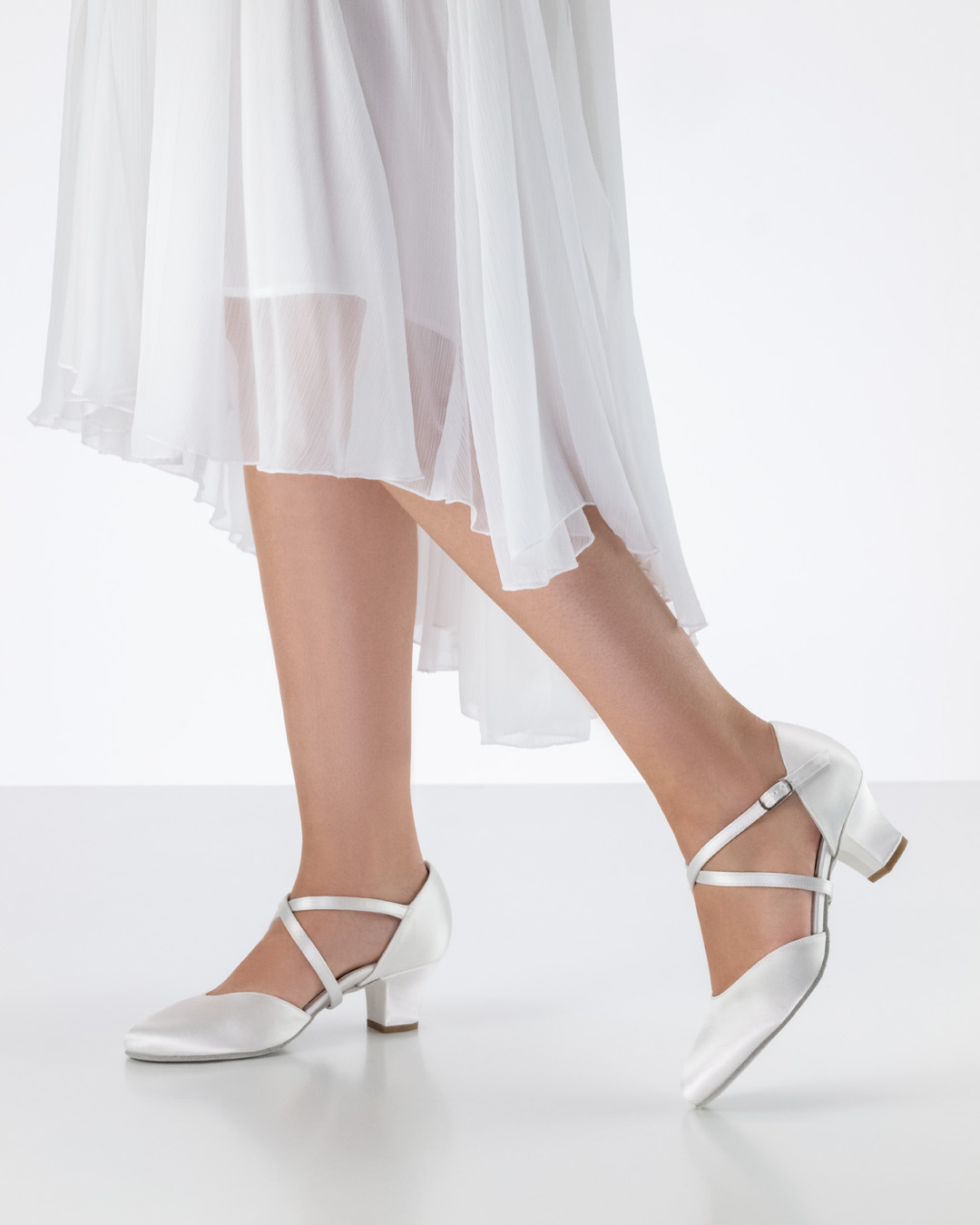 Felice robe de mariée blanche associée à la chaussure de mariée Werner Kern