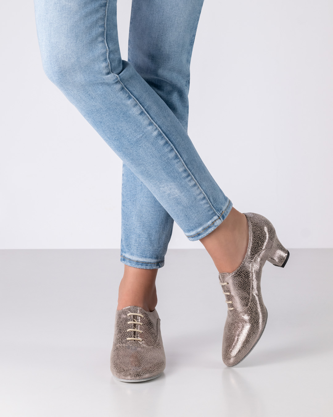 Flexibler Trainingstanzschuh aus antik-beigem Material und geteilter Sohle von Werner Kern