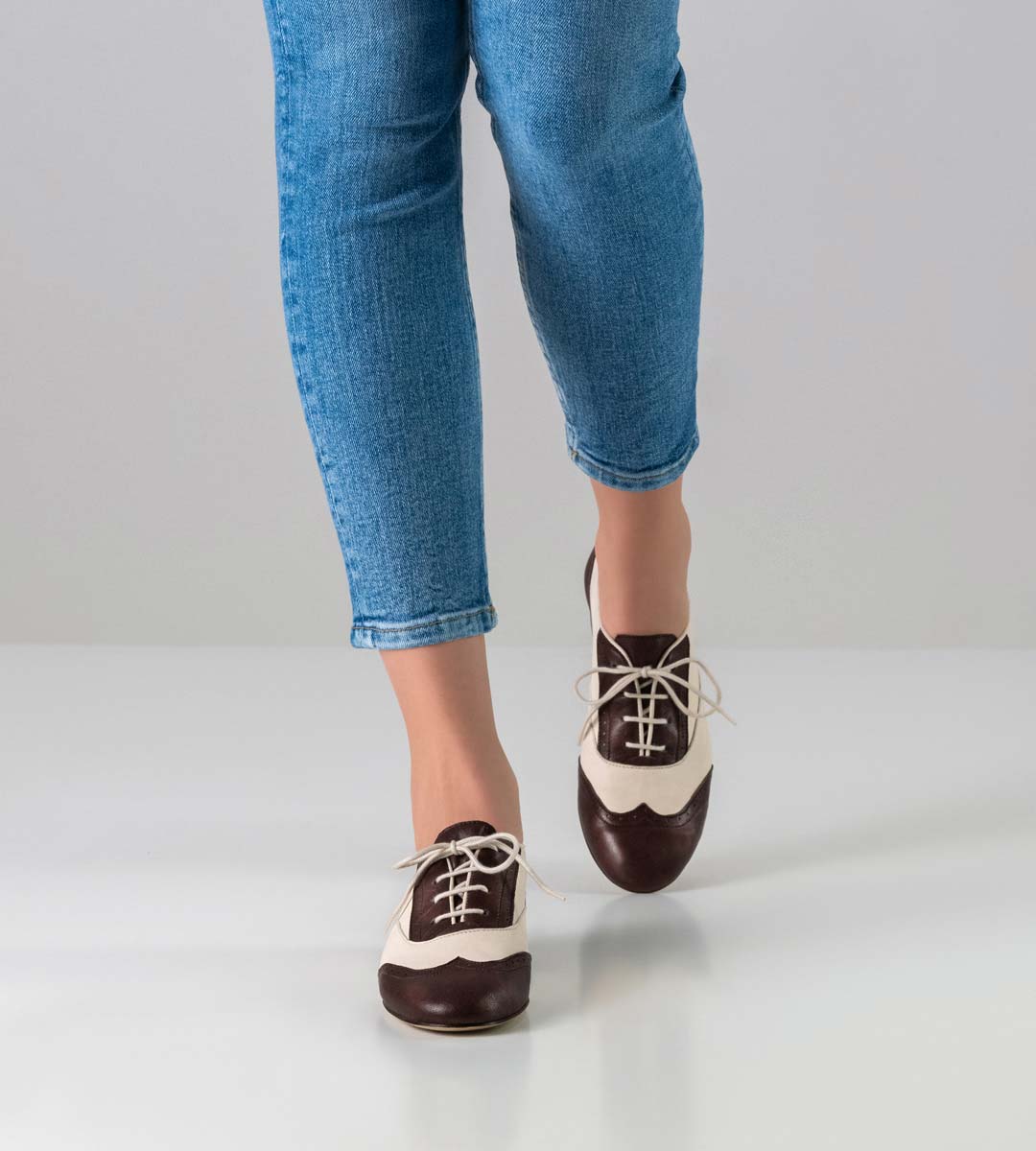 Chaussures de danse swing bordeaux et blanches avec talon de 1,5 cm et semelle en cuir