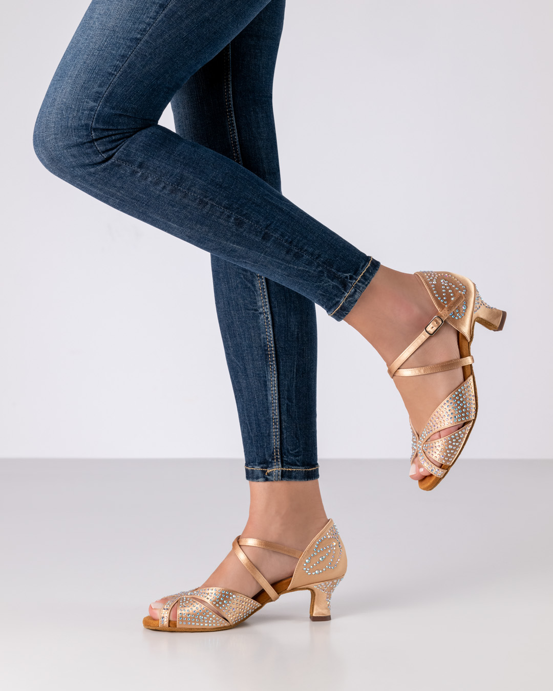 Lateintanzsandale aus hellbeigem bronzefarbenem Satin und Strasssteinchen