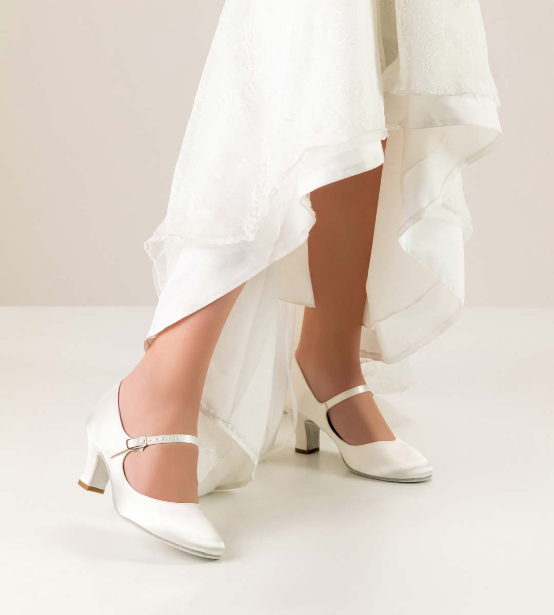Ashley robe de mariée longue combinée avec une chaussure de mariée blanche Werner Kern
