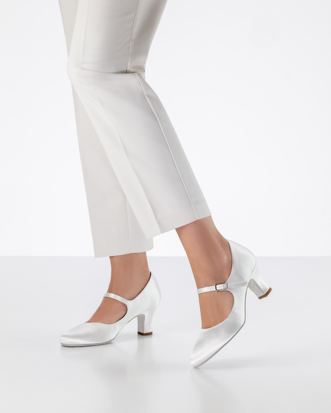 Ashley robe de mariée longue combinée avec une chaussure de mariée blanche Werner Kern