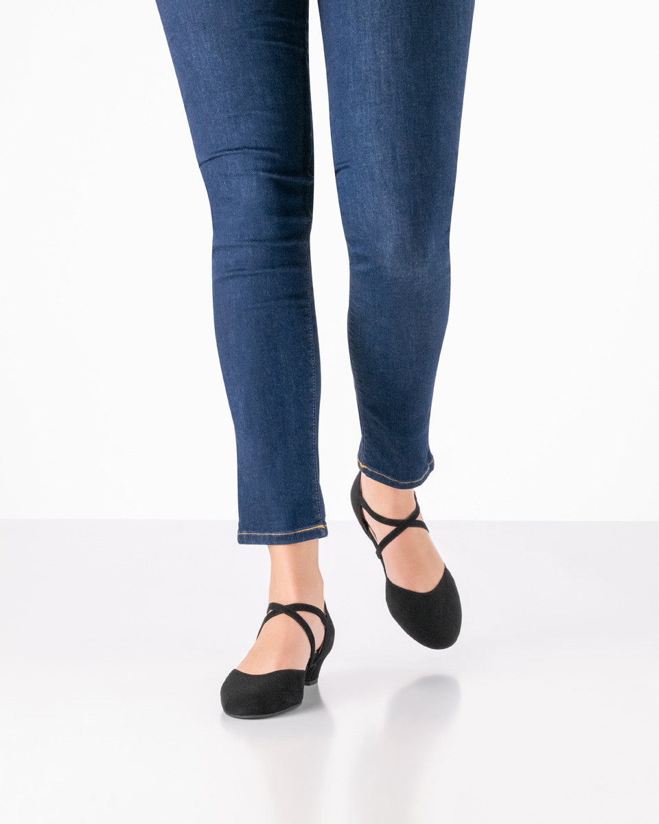 Chaussure de danse Ronja - Werner Kern en cuir de chèvre velours noir, classique et incroyablement confortable avec une bride croisée réglable individuellement et un élastique latéral, hauteur de talon confortable de 3,4 cm