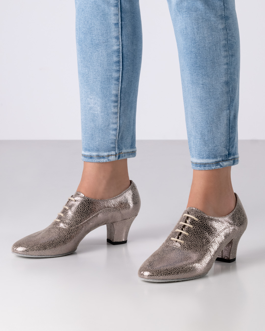 Chaussures de danse d'entraînement au look métallique antique avec quadruple laçage, talon bloc de 4,5 cm, de Werner Kern.