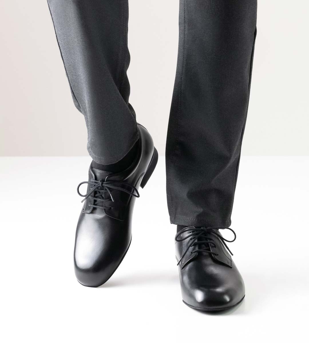 Padua Chaussures de danse pour hommes en cuir noir de Werner Kern en combinaison avec un pantalon gris