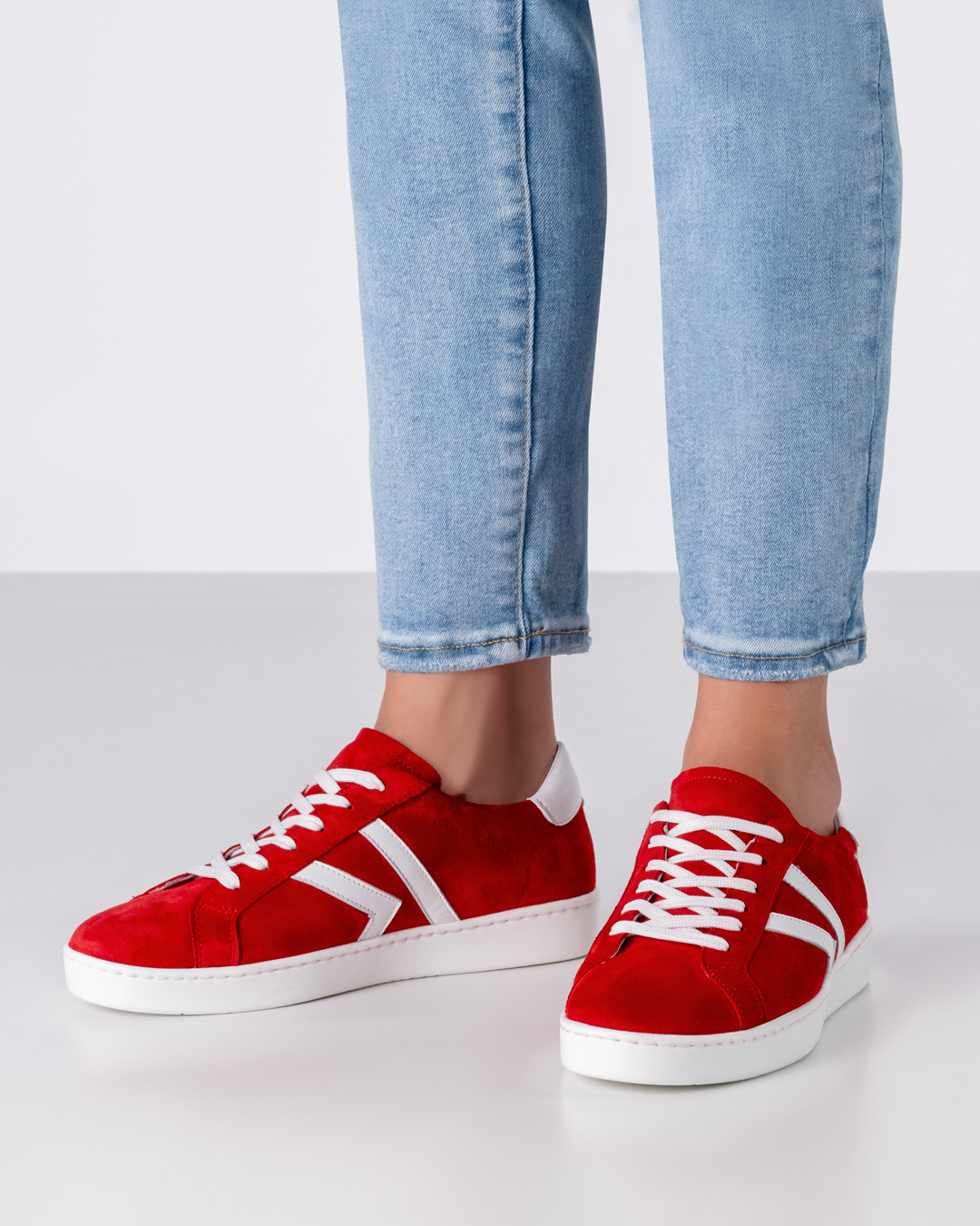 Baskets de danse rouges avec détails blancs et semelle PU légèrement incurvée en blanc par Werner Kern