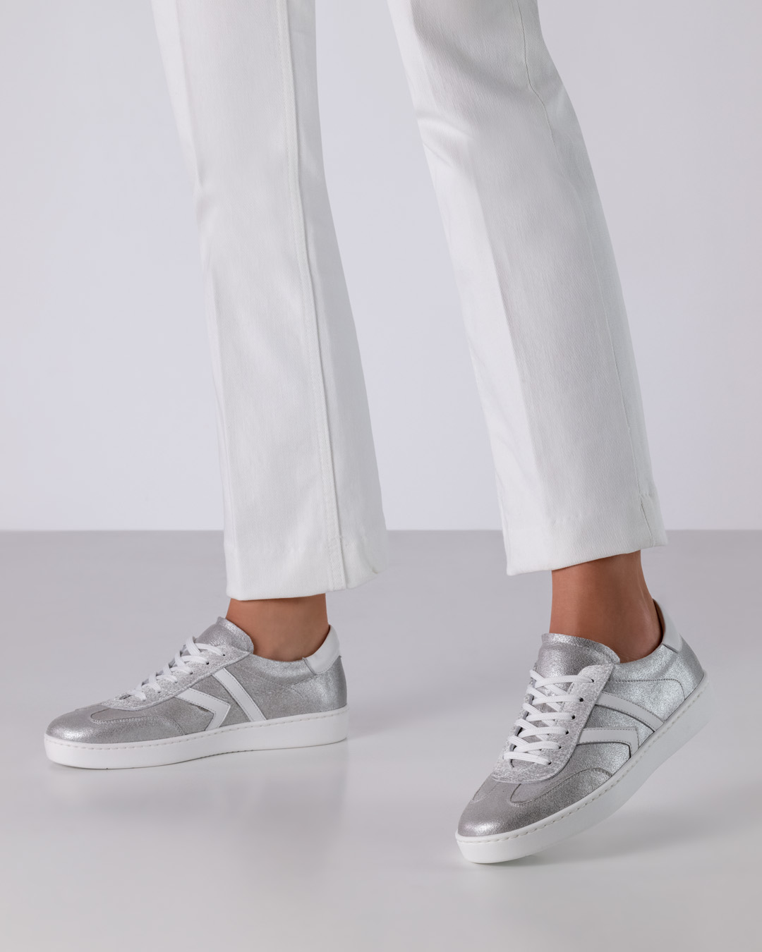 Lacey - COMING SOON Baskets de danse en cuir argent mat brillant de Werner Kern avec détails blancs et semelle blanche