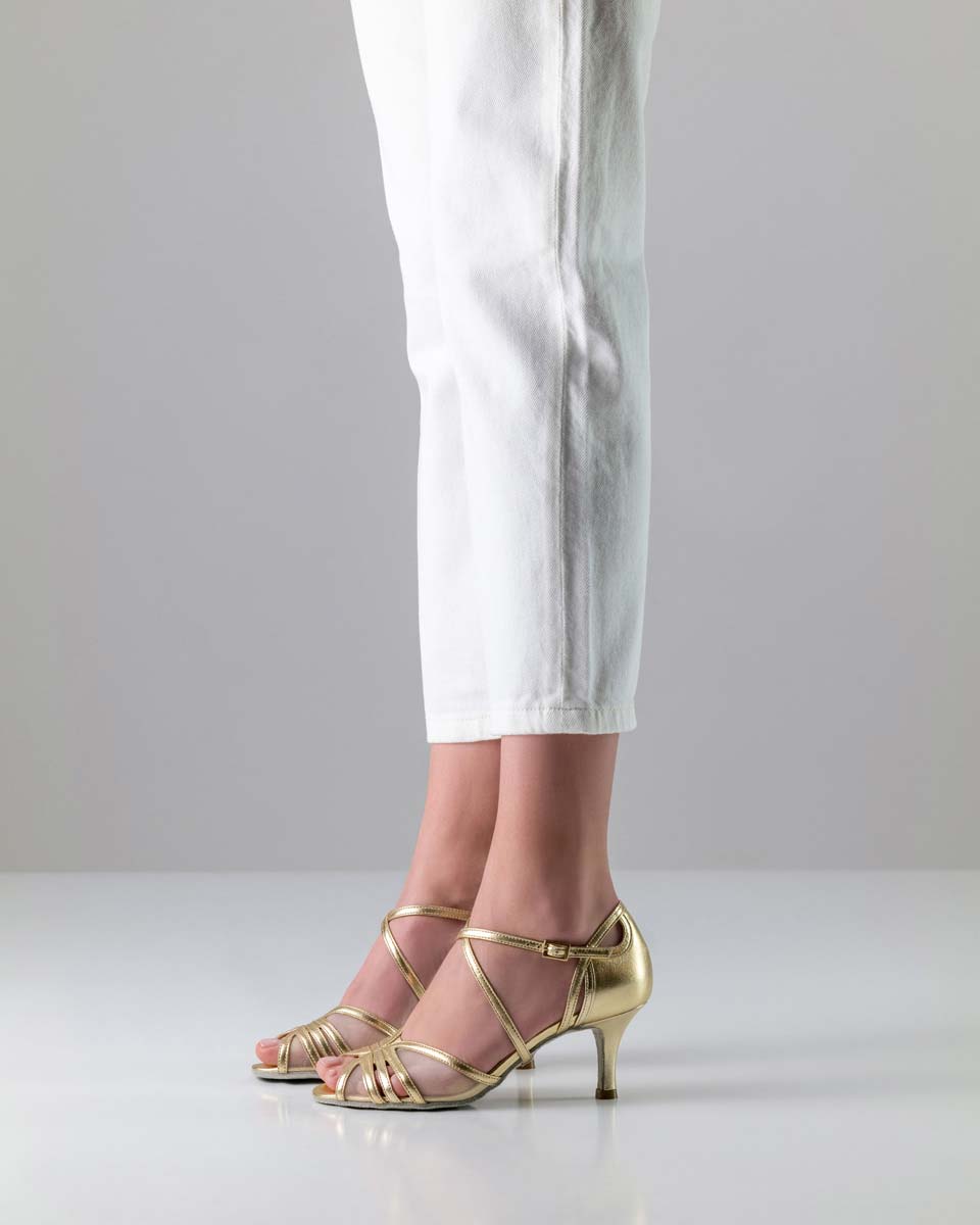 Sierra Nueva Epoca Chaussures de danse pour femmes avec lanières croisées en combinaison avec un pantalon blanc