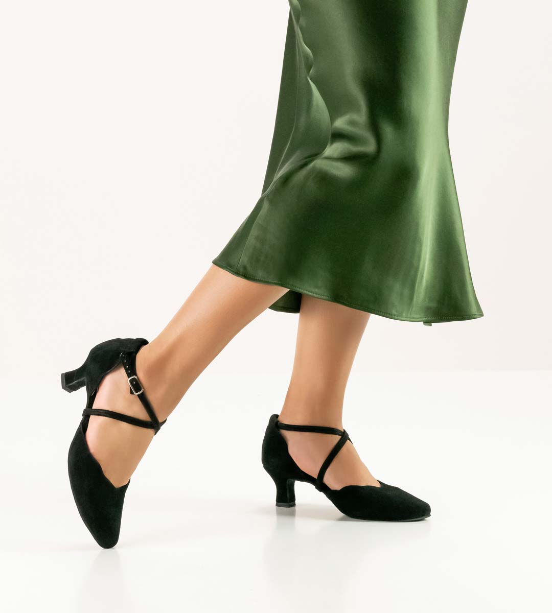 572 Jupe verte combinée à une chaussure de danse pour femme de 5 cm de haut, signée Anna Kern.