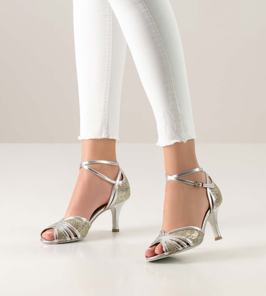 Chaussure de tango ouverte pour femme de Nueva Epoca en argent.