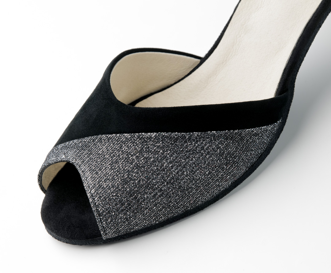 Vue détaillée de la chaussure de danse peep-toe noire et argentée de Werner Kern au design asymétrique élégant.