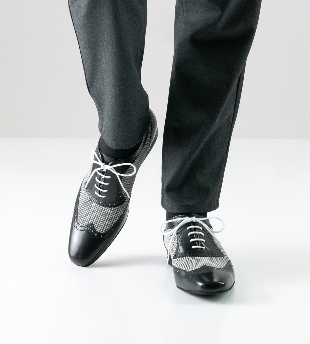 pantalon gris combiné avec des chaussures de danse pour hommes Nueva Epoca de 2 cm de haut