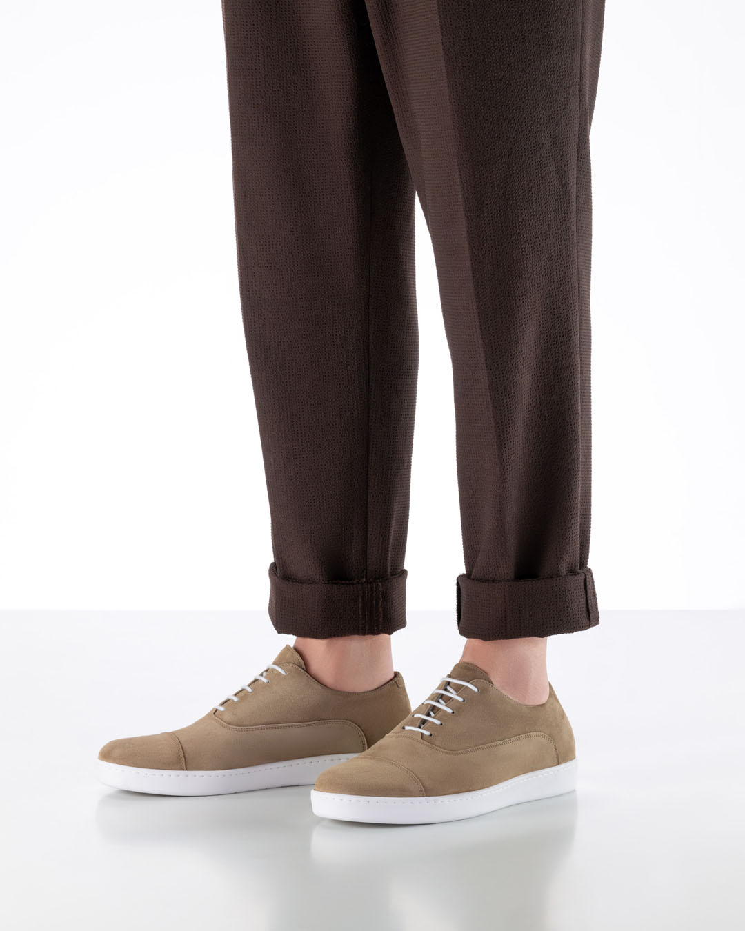 Chaussures de danse pour homme en cuir beige, dotées d'une semelle de basket blanche et légère, pour danser à l'intérieur comme à l'extérieur, à associer à un pantalon en tissu marron