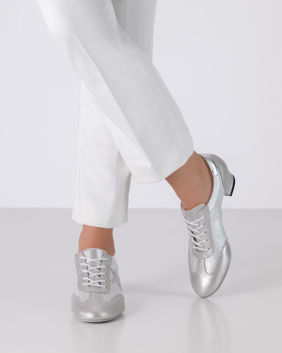 Chaussures de danse d'entraînement élégantes au look sneaker, avec petit talon et lacets, couleur argent, de Werner Kern.