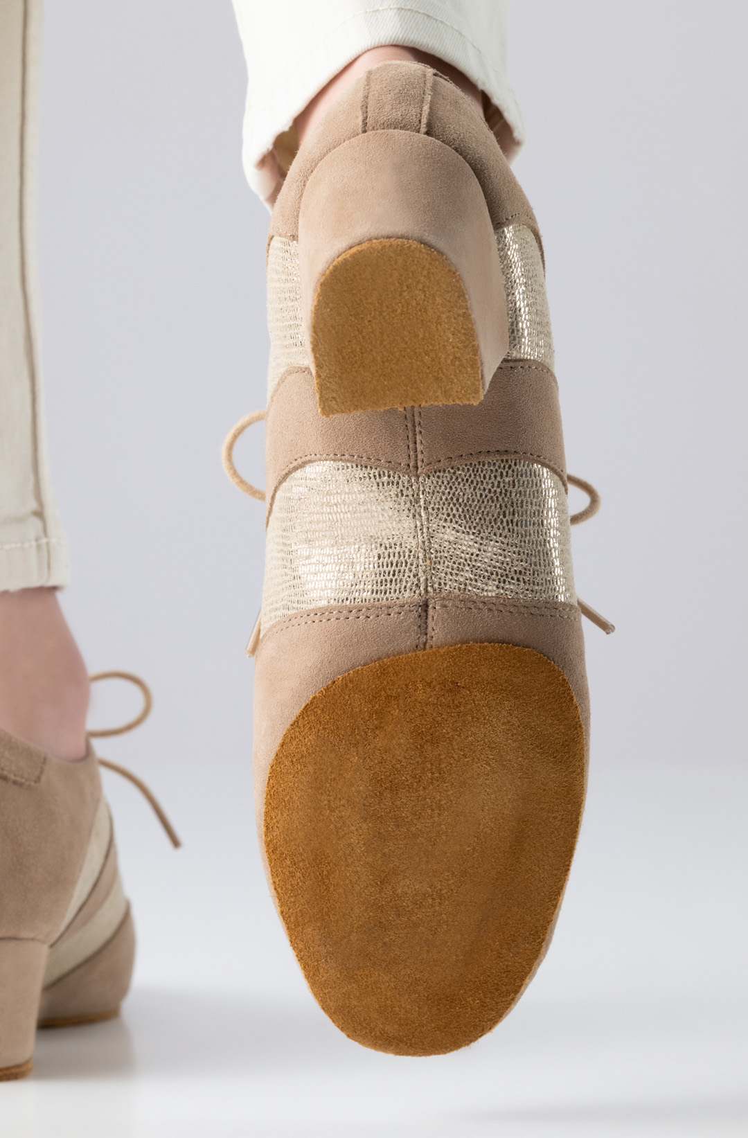 Vue détaillée de la semelle beige divisée des sneakers de danse Anna Kern.
