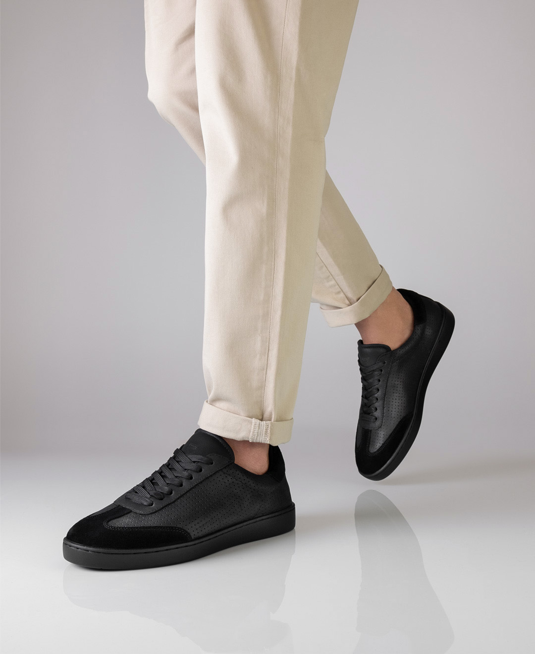 Baskets de danse légères pour hommes en cuir noir avec semelle intérieure amovible de Suny.