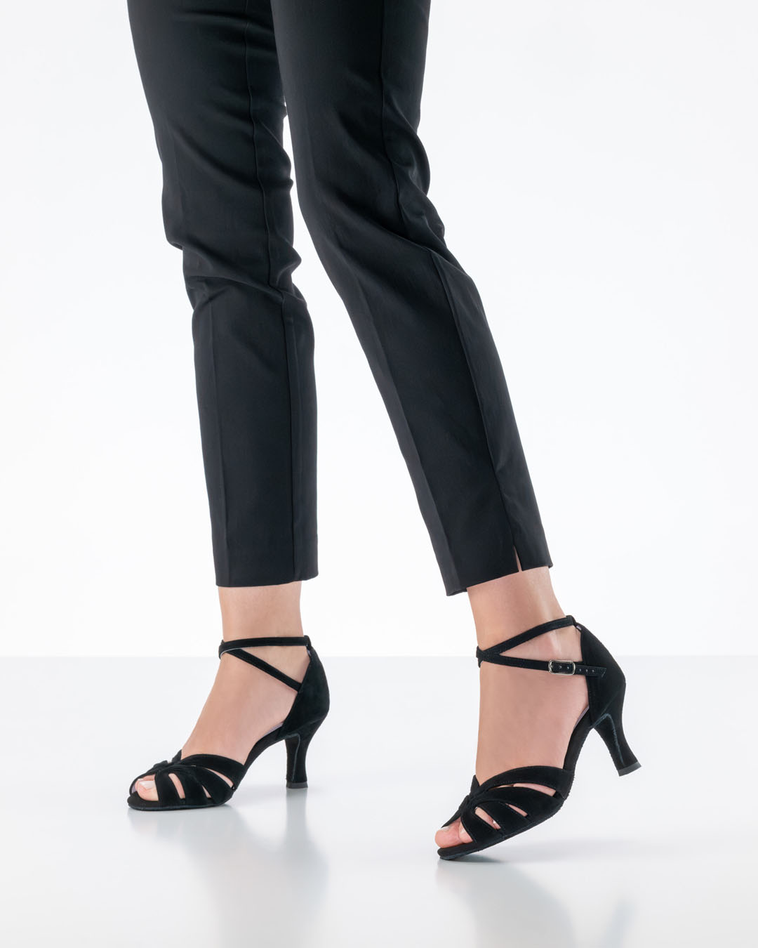 Sandales de danse noires ouvertes « Olympe » d'Anna Kern, portées par un mannequin en pantalon noir dans un studio