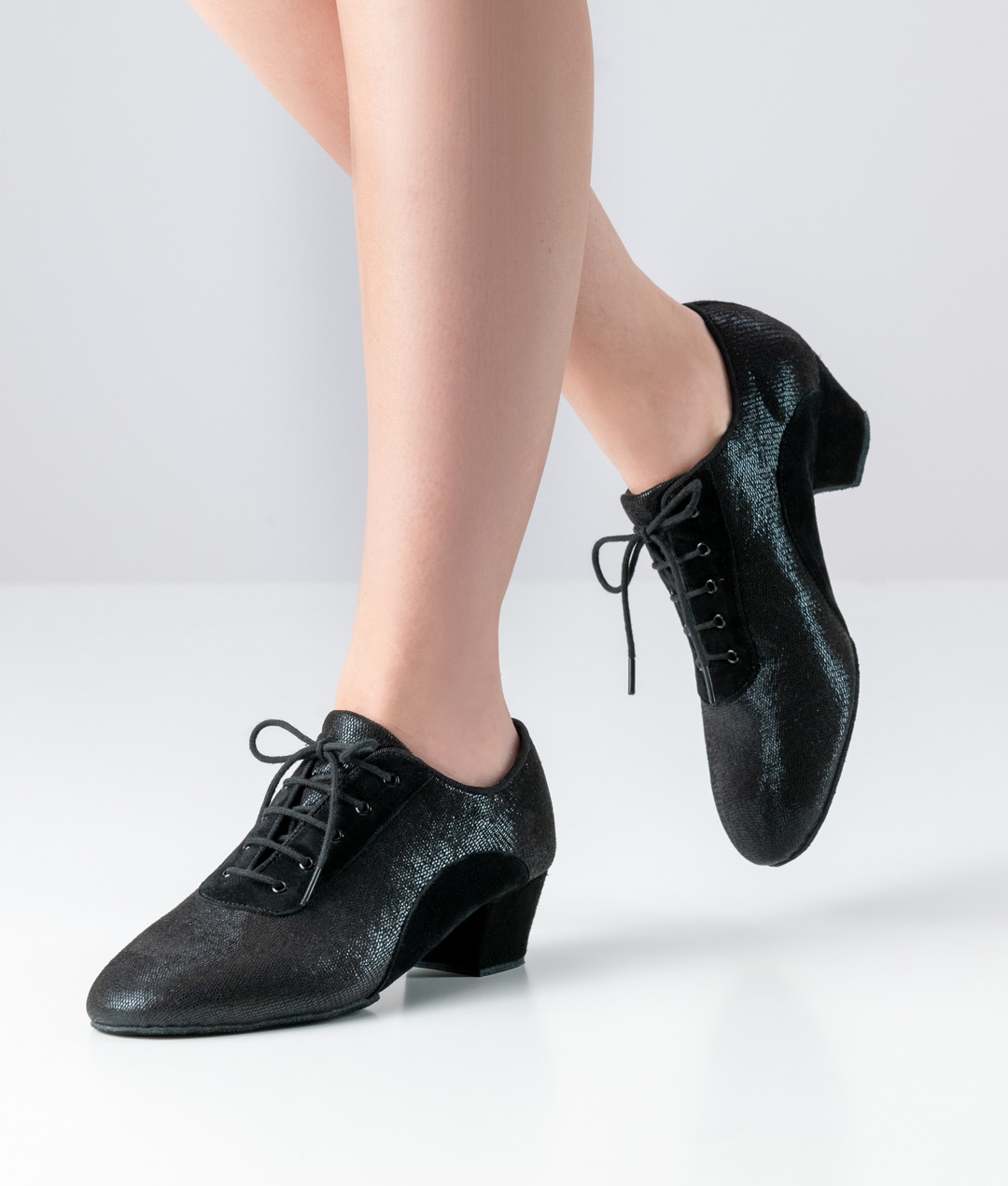 Chaussures de danse d'entraînement noires en cuir velours de Werner Kern avec une semelle divisée, un talon de 3,5 cm et un laçage à 5 trous pour un maintien et une mobilité optimaux.