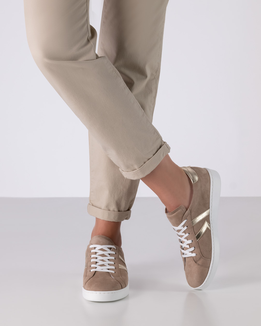 Traumhafter, beiger Tanzsneaker mit goldenen Details für Salsa, Bachata und alle anderen Tanzstile von Werner Kern