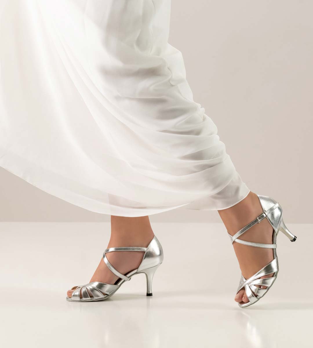 Robe de mariée blanche combinée à des chaussures de mariée de couleur argentée