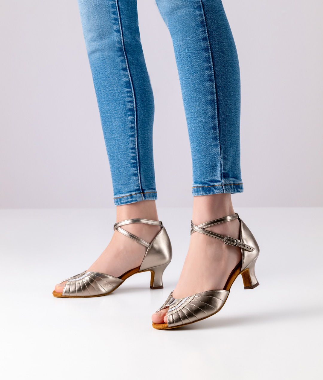 Chaussures de danse en cuir véritable avec un revêtement de couleur antique et des coutures décoratives élégantes ainsi qu'un talon confortable de 5 cm.