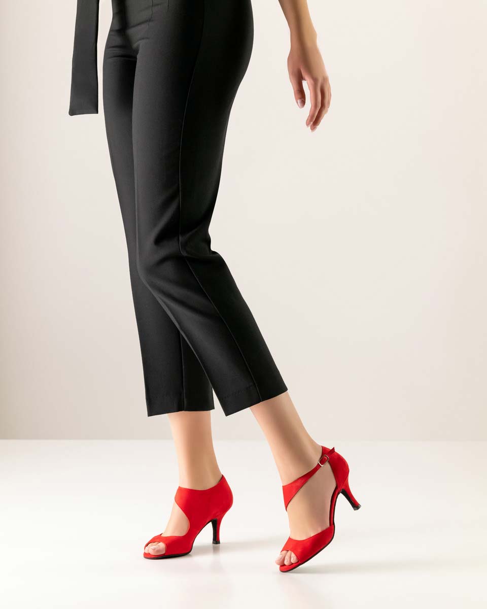 Linea Pantalon noir en combinaison avec une chaussure de danse ouverte pour femmes de Nueva Epoca en rouge.