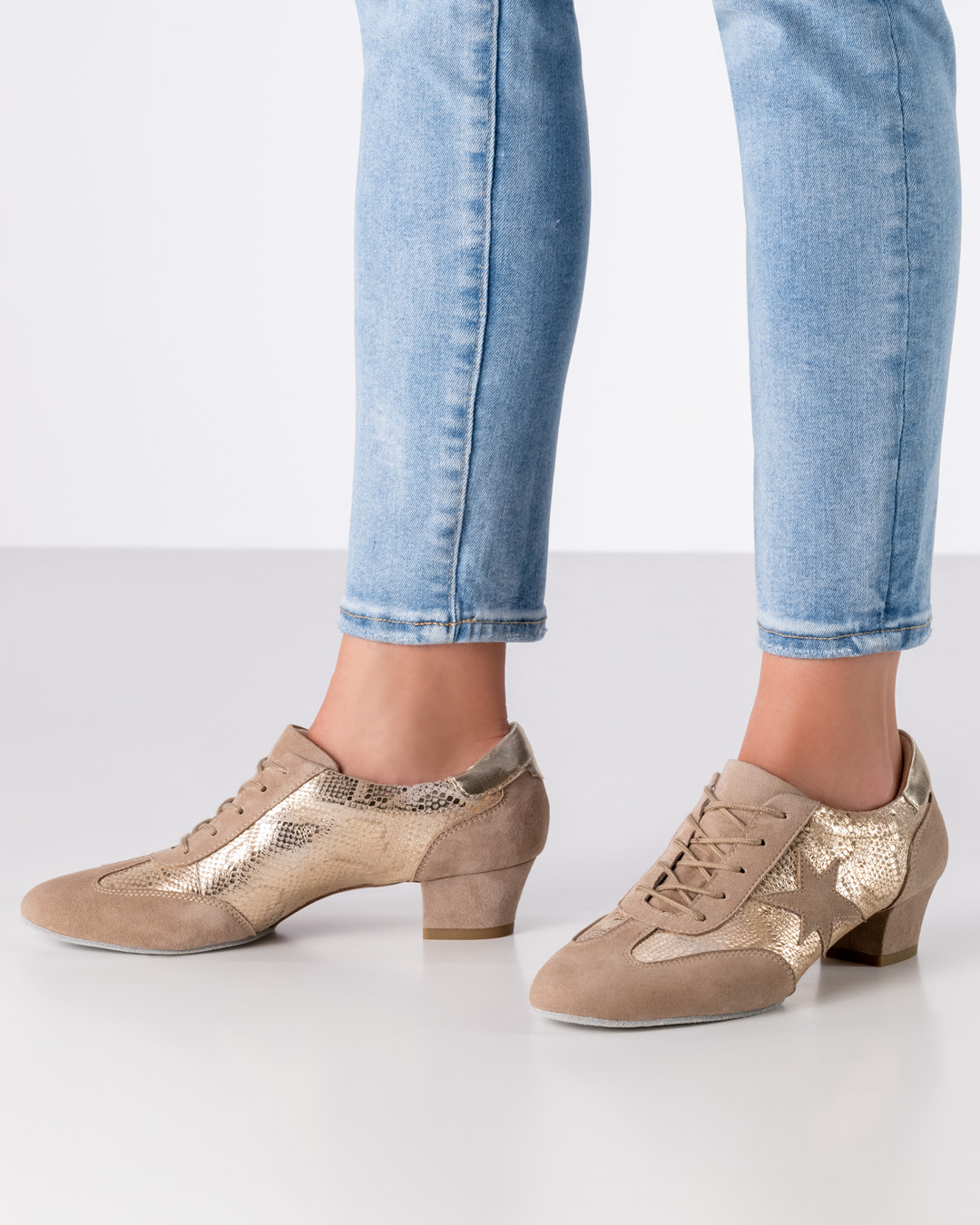 Ariana Chaussures de danse d'entraînement brillantes, beiges, avec talon de 3,5 cm, semelle fendue à lacets, de Werner Kern.