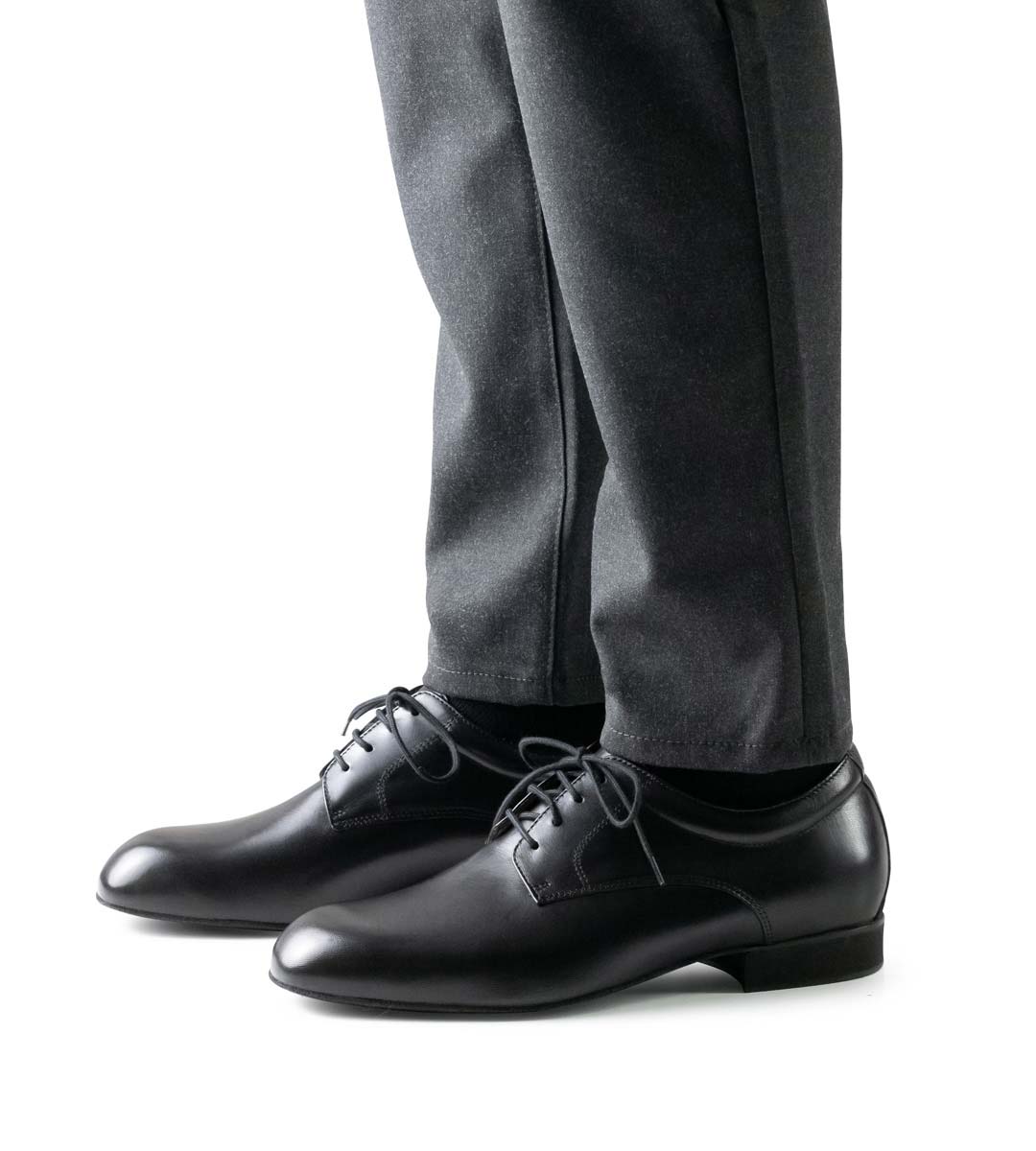 Padua Chaussures de danse pour hommes noires avec talon de 2 cm en combinaison avec un pantalon en gris