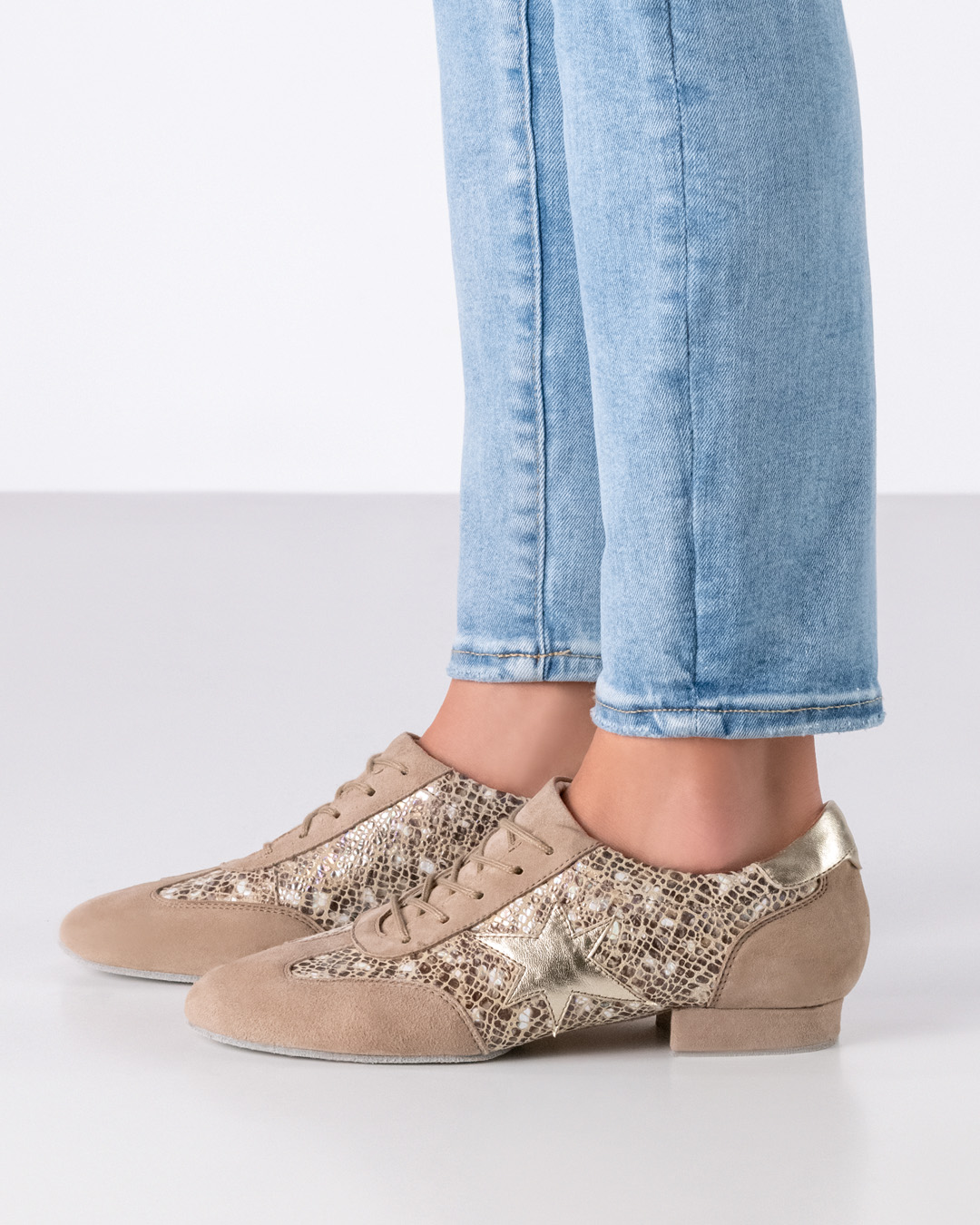 Chaussure d'entraînement de danse au design sneaker avec semelle plate et détail étoile dorée