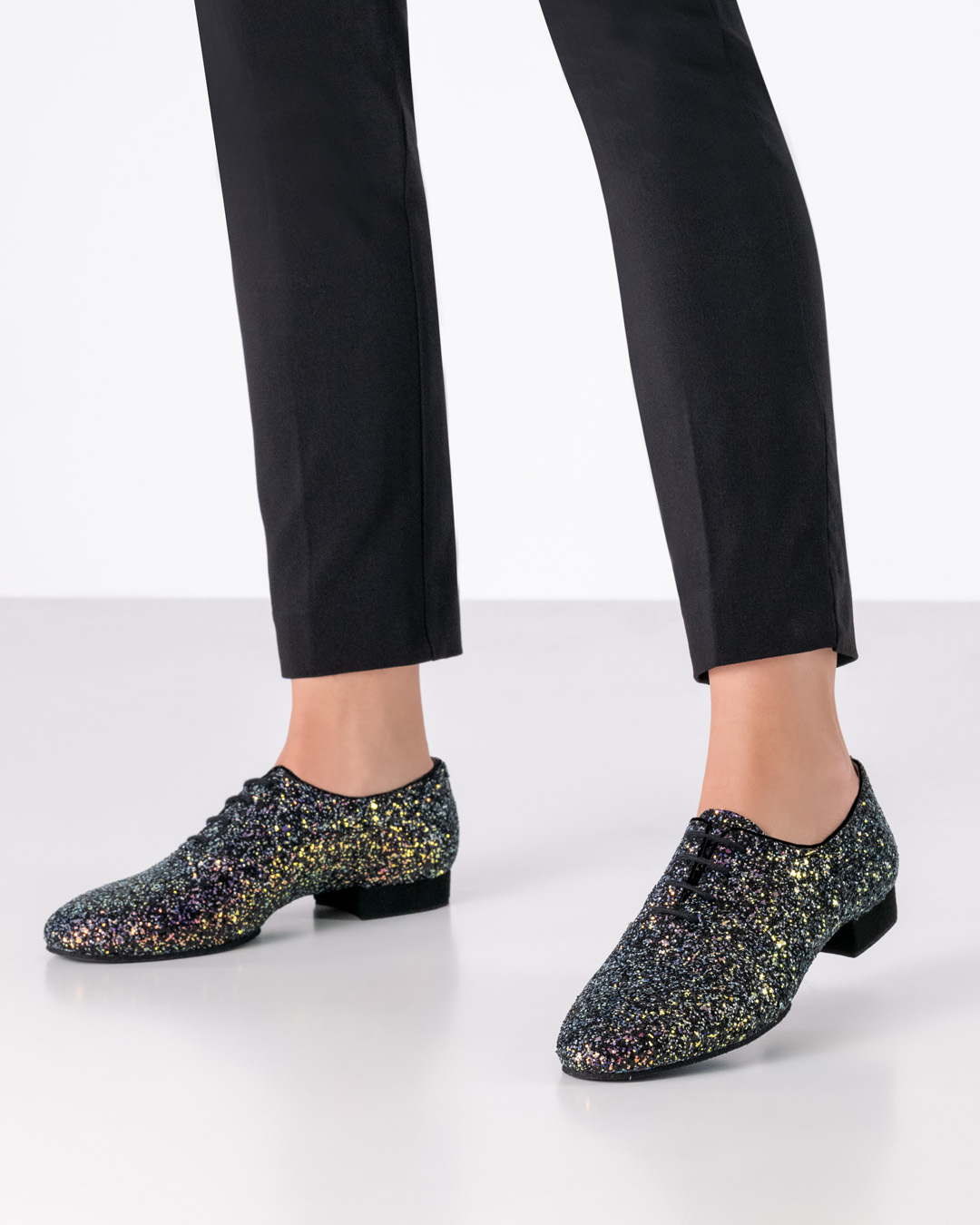 Chaussures de danse fermées, en brocart brillant, avec talon de 1,5 cm et lacets, de Werner Kern.