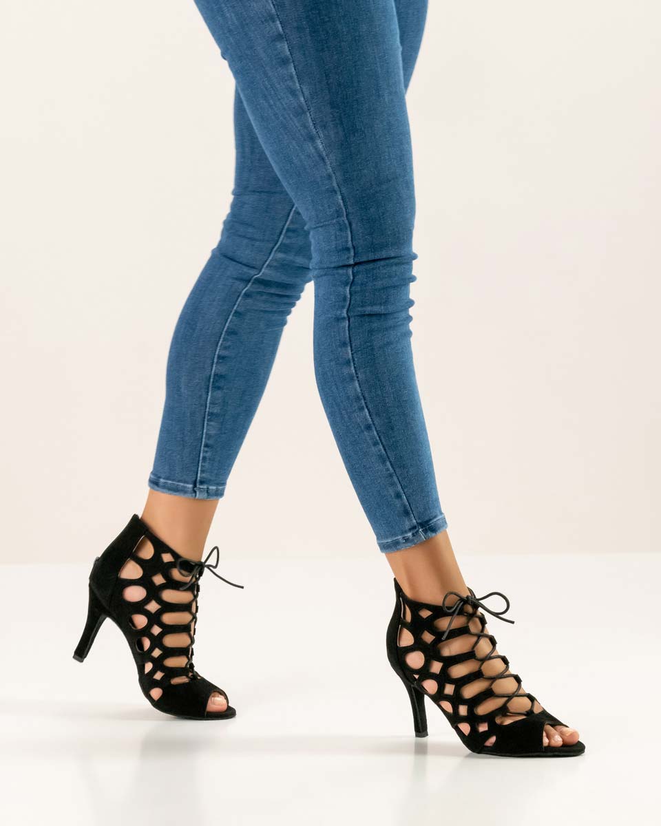 835 Chaussure de danse Salsa noire pour femmes par Anna Kern en combinaison avec le jean baluer