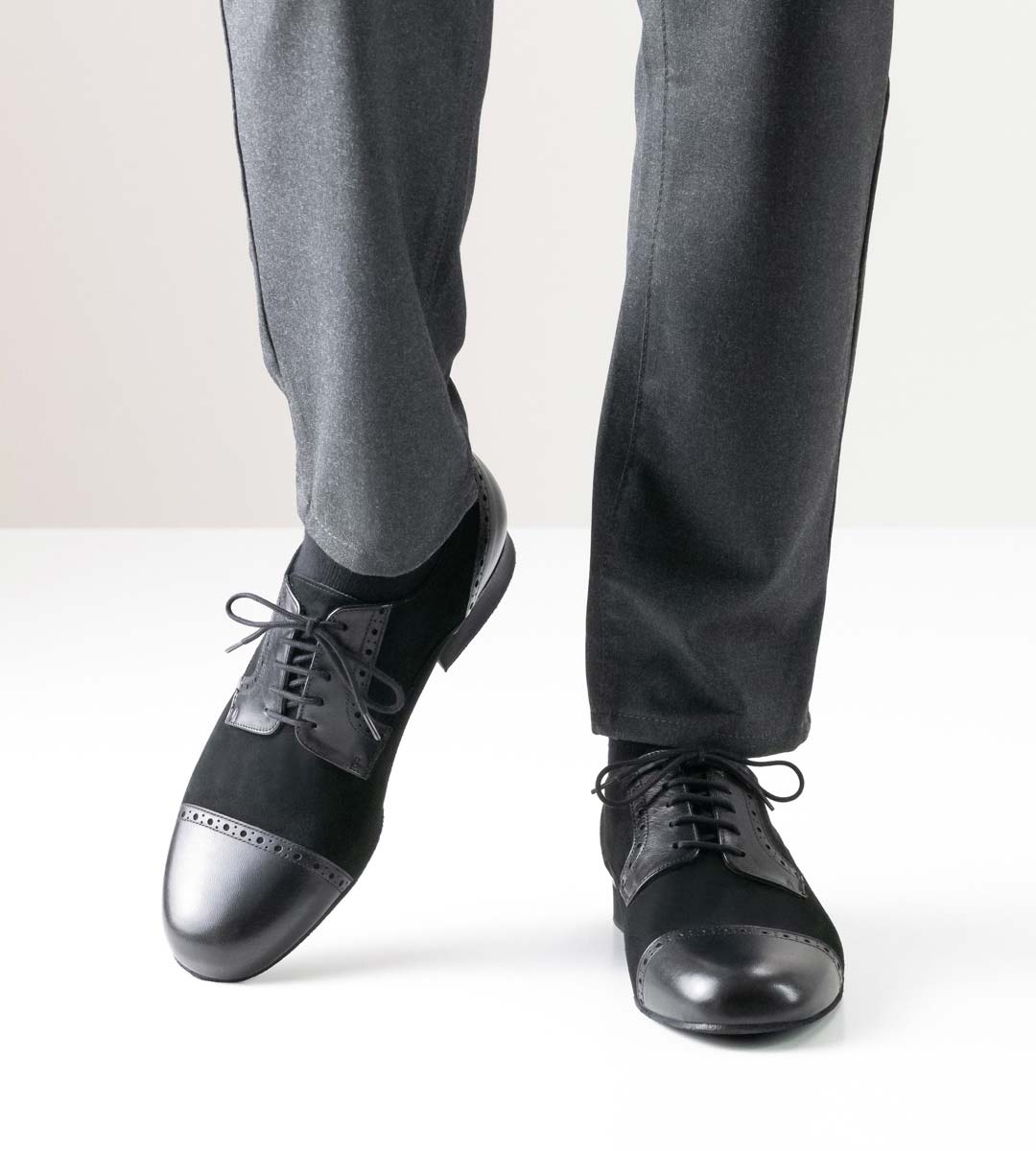 Bergamo Chaussures de danse pour hommes combinant nappa et velours en association avec un jean noir